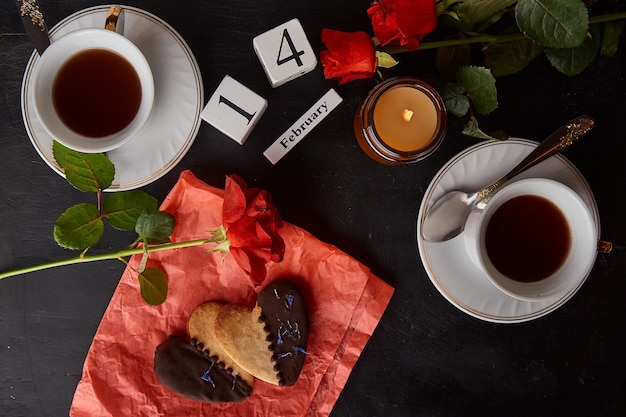 Ästhetik Valentinstag Hintergrund vegane herzförmige Kekse Kaffeetassen und Kerze mit Text