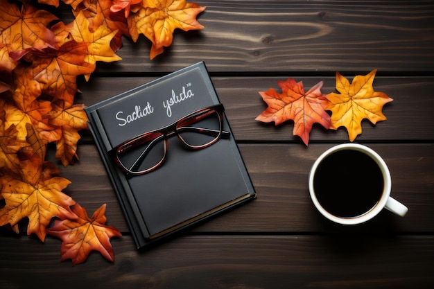 Ästhetische Herbst-Vibes Kaffee-Noten Gläser Tafel und Blätter auf einem Holztisch