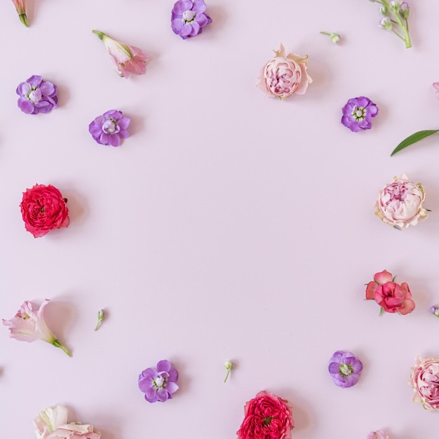 Ästhetischer Hintergrund mit bunten Blumen