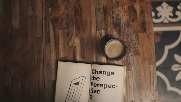 Ästhetischer Kaffee und Bücher auf dem Tisch in sanften Farben