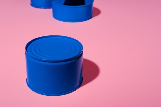Ästhetisches Konzept mit blau lackierter Blechdose auf pink