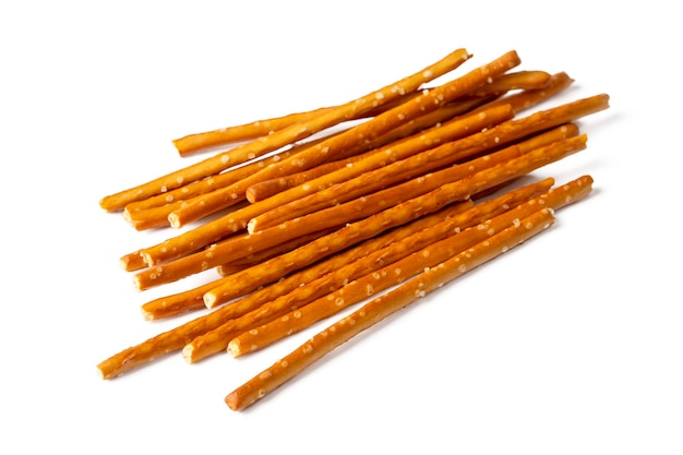 Stick cracker, pretzel, em fundo branco. Sticks de pretzel salgado crocante isolados.