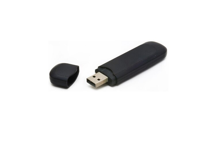 Foto stick usb preto sobre fundo branco