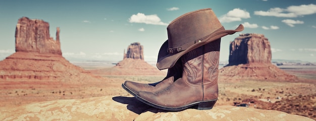 Stiefel und Hut vor Monument Valley, USA, Panoramablick