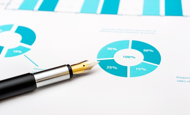 Stift auf farbigem Finanzdiagramm