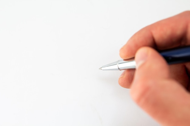 Foto stift in der hand und ein blatt papier