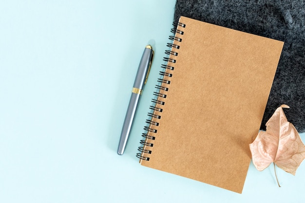 Stift und Notizblock auf einem Tisch