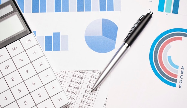 Stift und Taschenrechner auf Diagramm Finanzkonzept