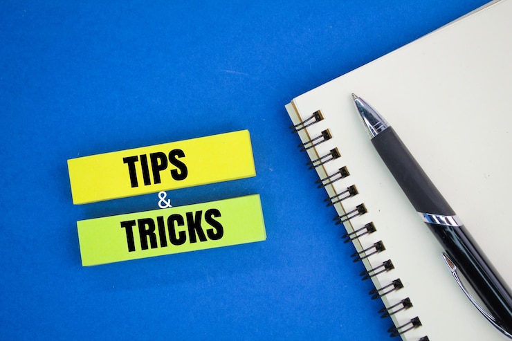 Foto stifte, bücher und farbiges papier mit den worten tipps und tricks