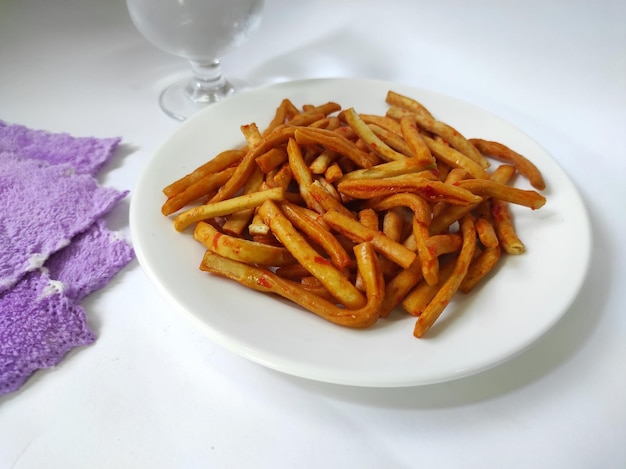 Stik bawang balado o galleta de ajo picante en un plato blanco