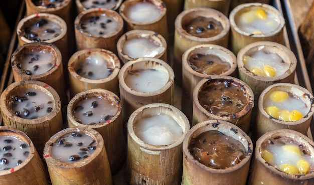 Stiky arroz y acondicionador de leche de coco y frijoles de postre tailandés sirven para cortar madera de bambú