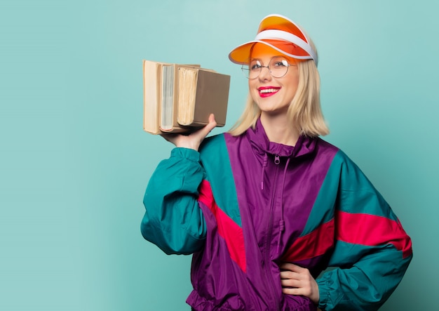 Stil blonde Frau im 90er Jahre Sportanzug mit Büchern