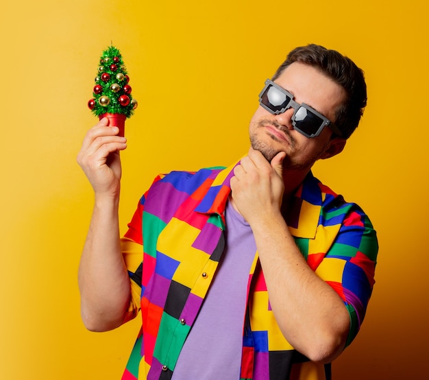 Stil Kerl im 90er Jahre Hemd mit Weihnachtsbaum