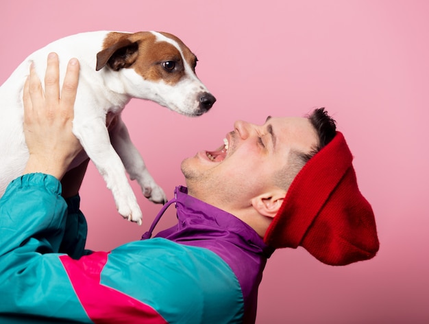 Stil Mann im Hut mit einem Hund auf rosa Wand