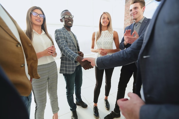 Foto stilisierter bildhändedruck internationaler geschäftspartner