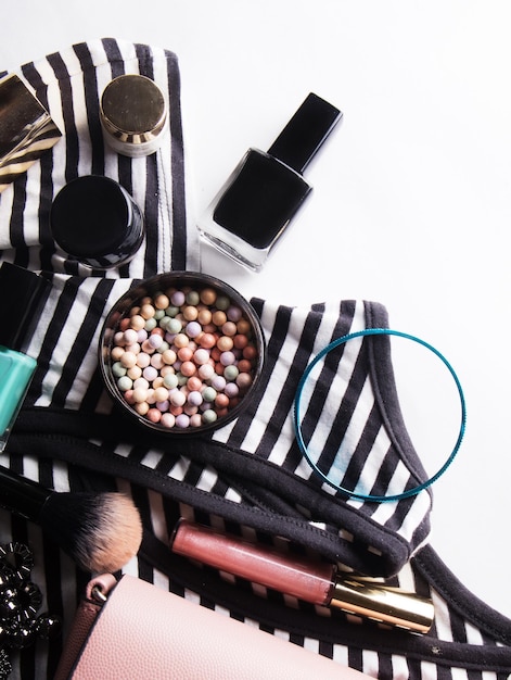 Foto stilisiertes feminines flatlay mit brillengrund-lipgloss