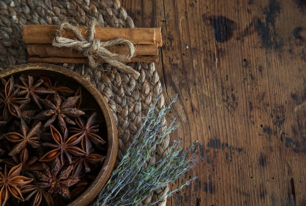 Stilleben der mediterranen Arten auf Holztisch