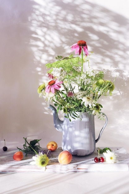 Stilleben, ein Strauß frischer Heilblumen und Dillsamen, in einem Krug, auf einem Holzbrett