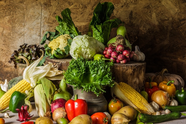 Stilleben Gemüse, Kräuter und Obst.