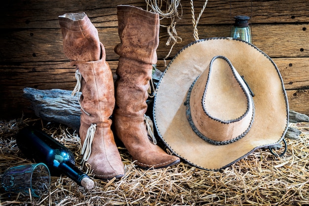 Foto stilleben mit cowboyhut und traditionellen lederstiefeln