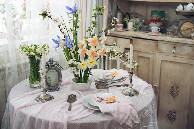 Stilleben mit einem Strauß Sommerblumen im Vintage-Stil