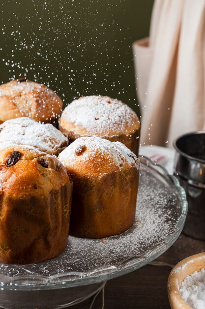 Foto stillleben-arrangement aus köstlichem panettone