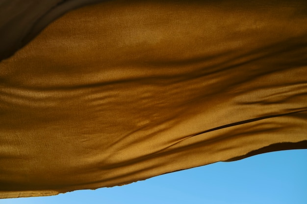 Foto stillleben aus im wind schwingendem stoff