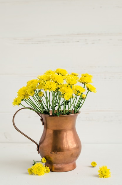 Foto stillleben chrysanthemengelbe blüten