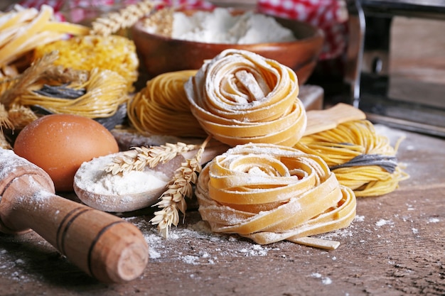 Stillleben der Pastazubereitung auf rustikalem Holztisch