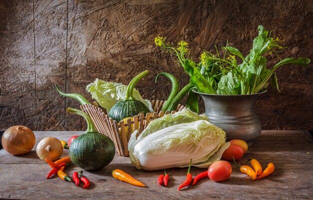 Stillleben Gemüse, Kräuter und Obst als Zutaten