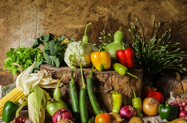 Stillleben Gemüse, Kräuter und Obst.