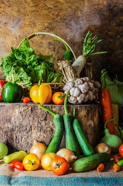 Stillleben Gemüse, Kräuter und Obst.