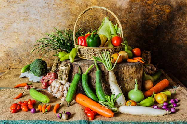 Stillleben Gemüse, Kräuter und Obst.