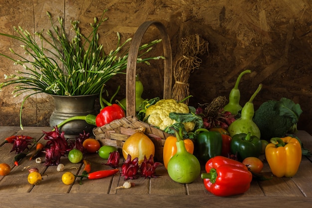 Stillleben Gemüse, Kräuter und Obst.