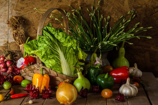 Stillleben Gemüse, Kräuter und Obst.