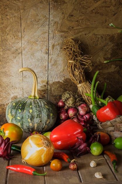 Stillleben Gemüse, Kräuter und Obst.