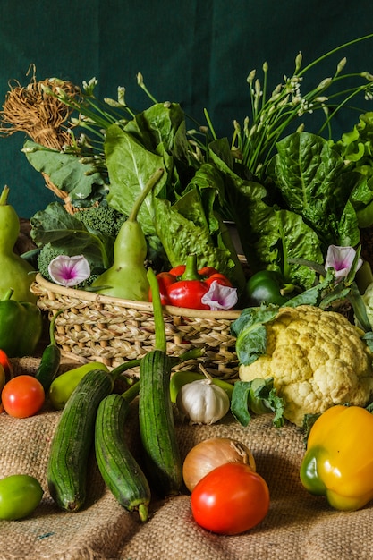 Stillleben Gemüse, Kräuter und Obst.