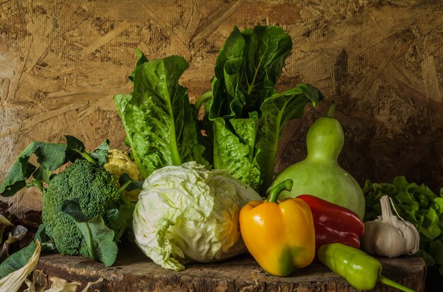 Stillleben Gemüse, Kräuter und Obst.