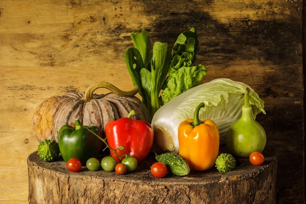 Foto stillleben-gemüse und -früchte als zutaten zum kochen