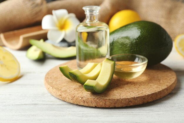 Stillleben mit Avocadoöl auf Holztischnahaufnahme