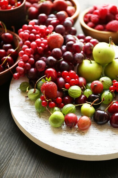 Stillleben mit Beeren und Blumen