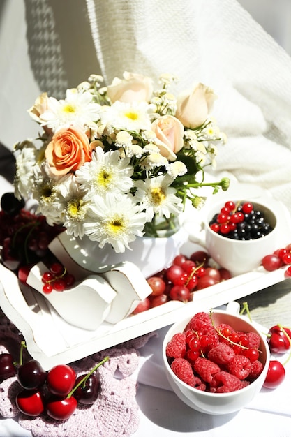 Stillleben mit Beeren und Blumen