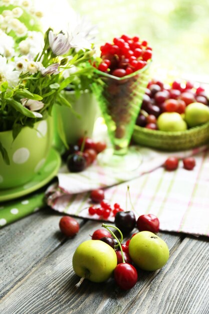 Stillleben mit Beeren und Blumen