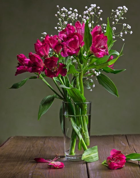 Stillleben mit Blumen Alstroemeria und Kamillen in einer Glasvase