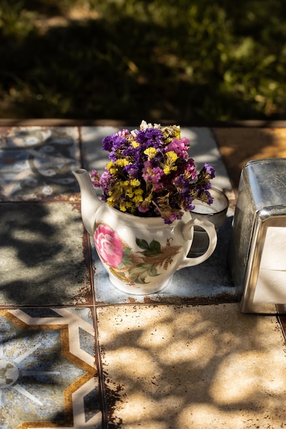 Stillleben mit Blumen in einer Teekanne