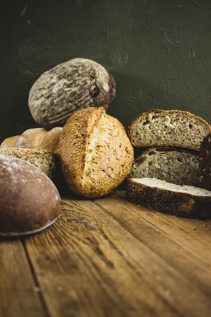 Stillleben mit Brot auf hellem Hintergrund