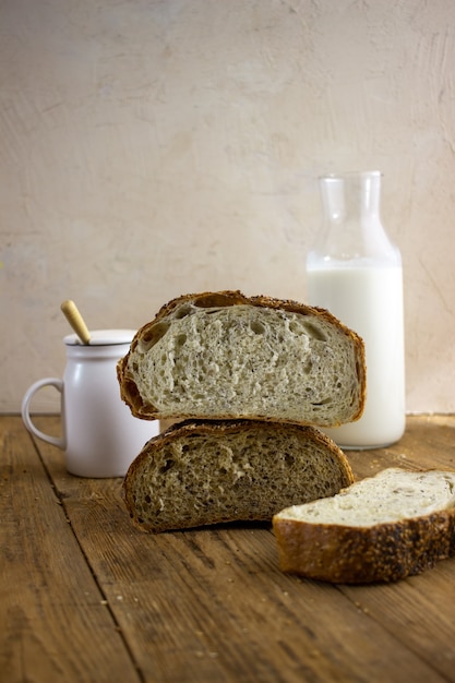 Stillleben mit Brot auf hellem Hintergrund