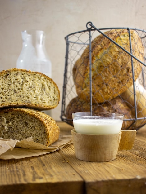 Stillleben mit Brot auf hellem Hintergrund