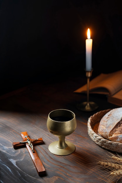 Foto stillleben mit brot- und weinarrangement