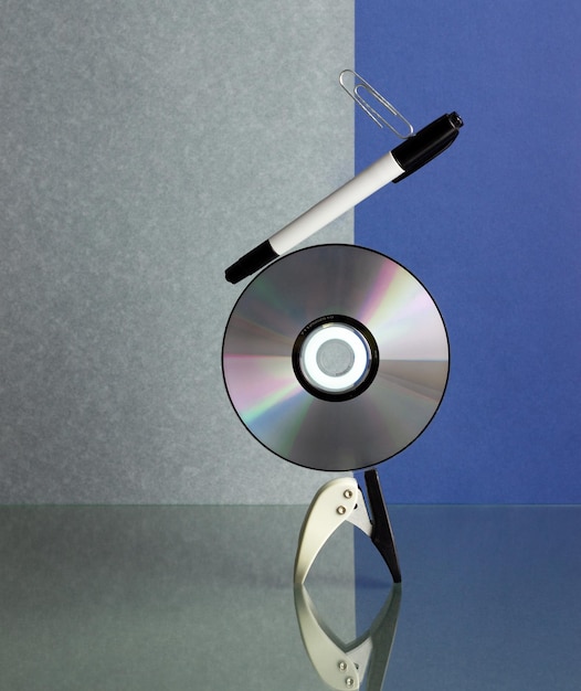 Stillleben mit CD-Marker-Hefter und Büroklammer Office Work Idea